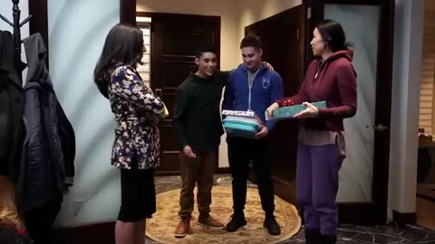 Rich Mom Gets HUMBLED By Poor Mom For Gifts