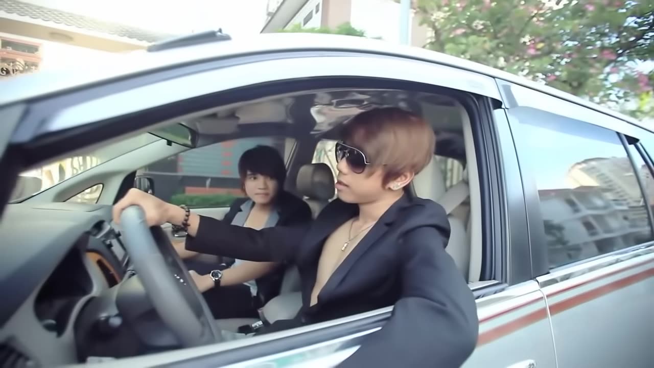 Ngã Tư Đường - Hồ Quang Hiếu | Official MV