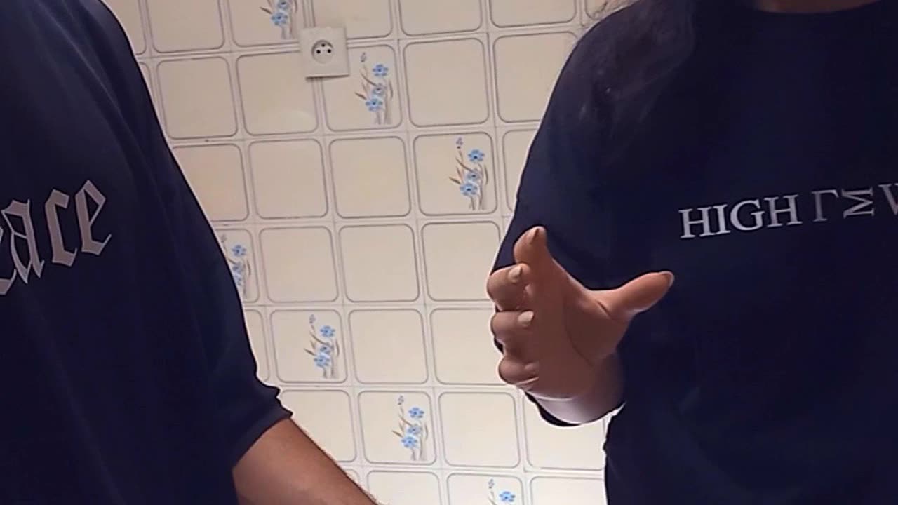 با بشکن زدن خیار و گوجه خورد کردیم 🤣