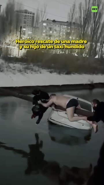 Héroes salvan a madre e hijo de un taxi hundido en Rusia