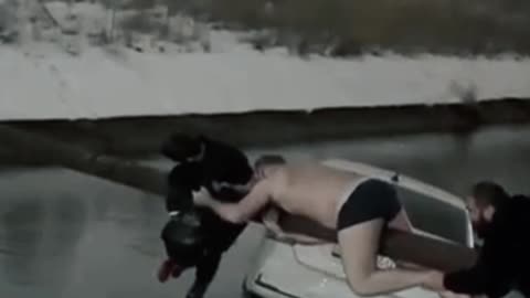 Héroes salvan a madre e hijo de un taxi hundido en Rusia