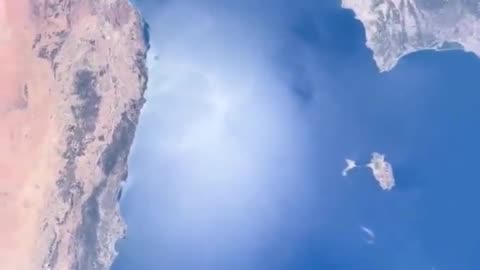 Housefly Spotted in Space!! 😂🪰