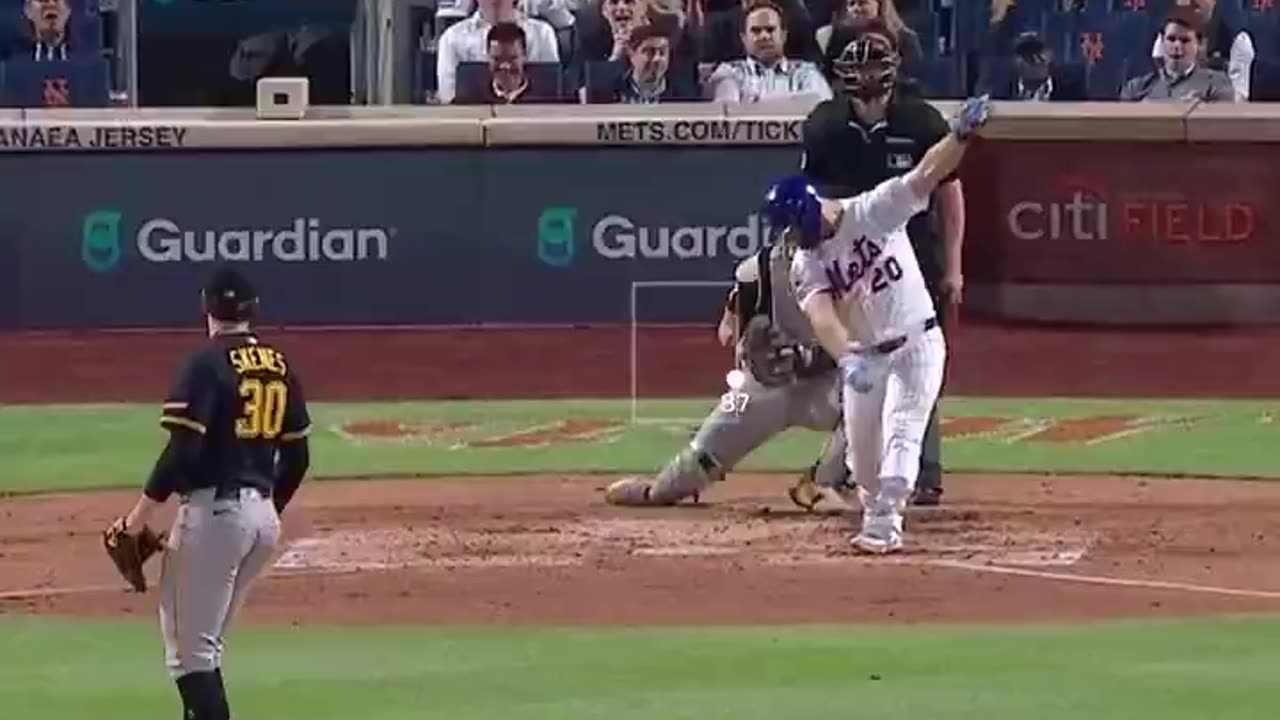 MLB - Paul Skenes gets out of trouble by striking out Juan Soto and Pete Alonso 😤