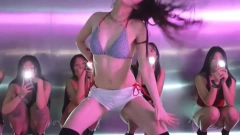 The girl's incredibly energetic dance - Hot TikTok dance