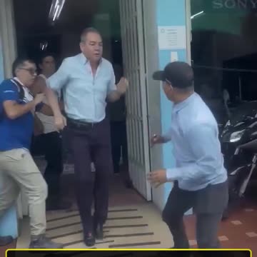 SHOCKING: Violent knife robbery attempt foiled by police officers (Colombia)