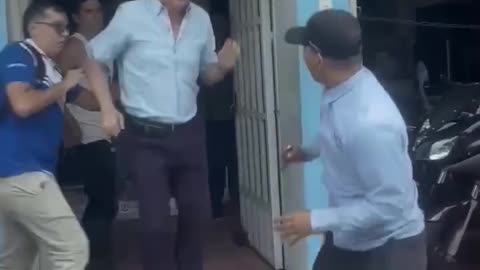 SHOCKING: Violent knife robbery attempt foiled by police officers (Colombia)