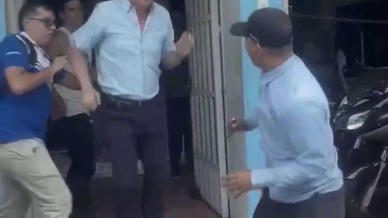 SHOCKING: Violent knife robbery attempt foiled by police officers (Colombia)