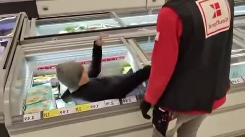 🚨🇩🇪A young foreigner in Berlin laid down in a supermarket fridge for a TikTok video.