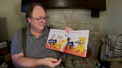 Bad Kitty Does NOT Like Dogs