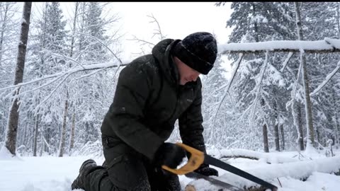 Surviving Extreme Snowstorm! Building a Shelter with Only Plastic Wrap