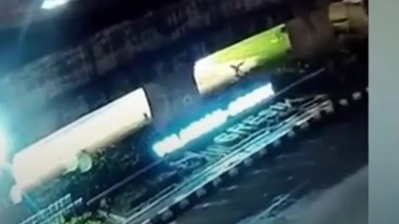Automóvil cae de puente en construcción en Indonesia