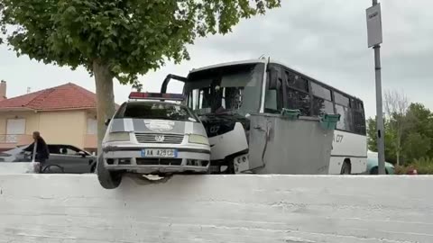 Aksident në Fier, makina e Policisë Bashkiake përplaset me autobusin! Ja çfarë raportohet