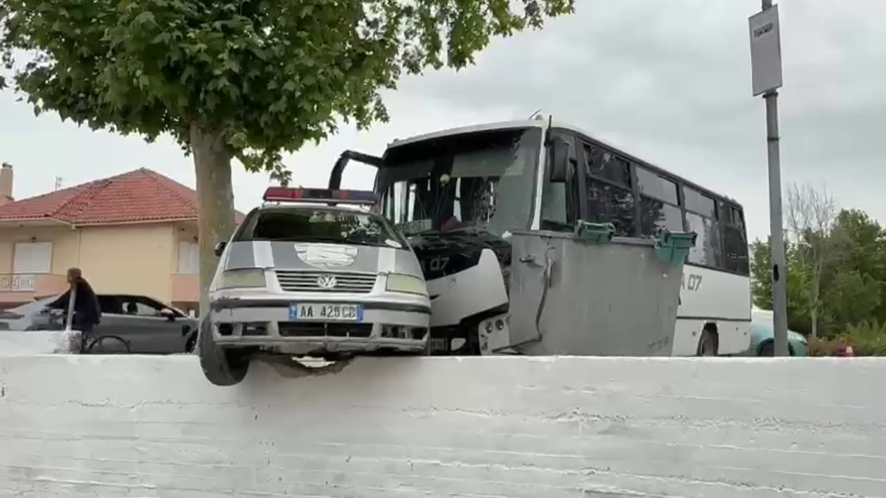 Aksident në Fier, makina e Policisë Bashkiake përplaset me autobusin! Ja çfarë raportohet