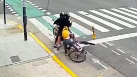 🇦🇷📱Turista rusa frustra un robo y retiene a sospechoso hasta que llega la Policía