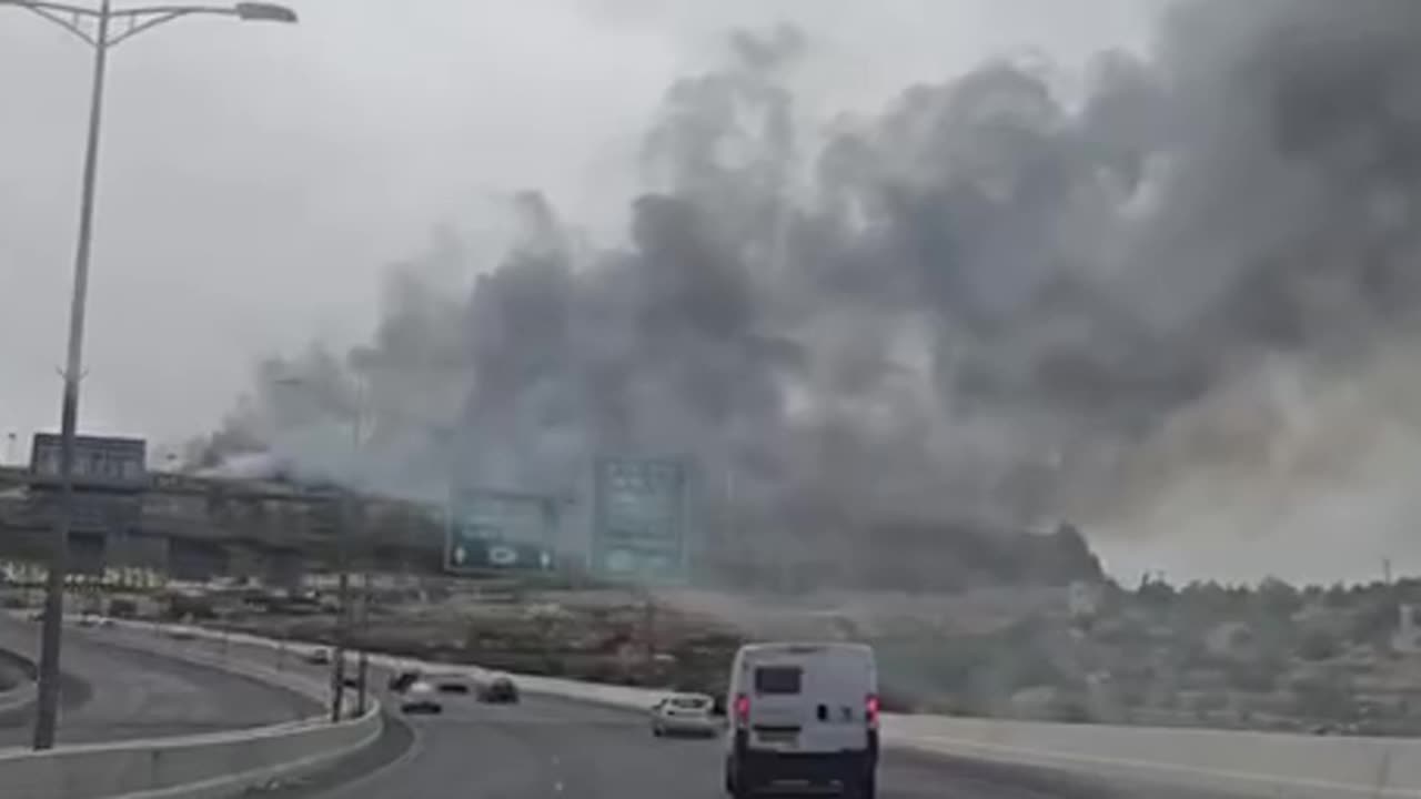 Fire in the Jerusalem Hills: Firefighters and aircraft are working at the scene