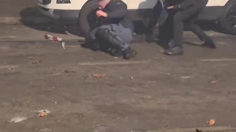 Dhune e eger ndaj nje polici ne Torino, Itali