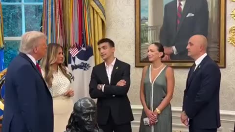 US President Donald Trump meets former hostage Edan Alexander and his family in the White House.