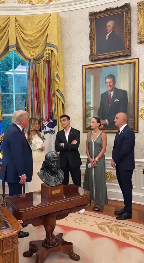 US President Donald Trump meets former hostage Edan Alexander and his family in the White House.