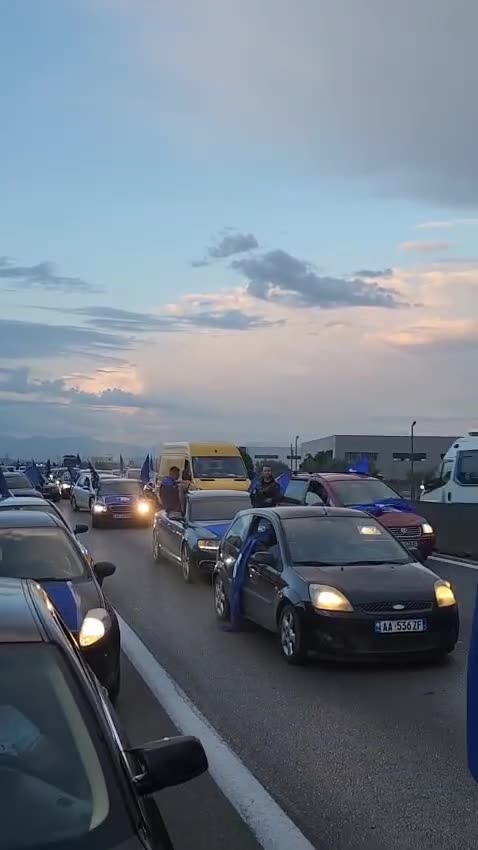 ‘Muzgu i fitores në Durrës’/ Qindra makina në rrugë në pritje të Sali Berisha