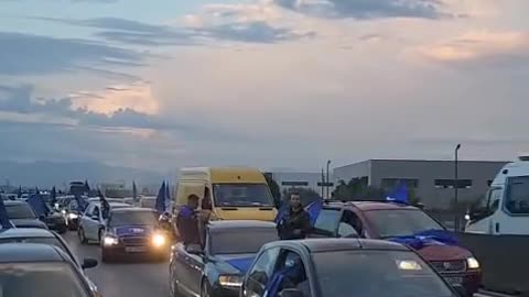 ‘Muzgu i fitores në Durrës’/ Qindra makina në rrugë në pritje të Sali Berisha