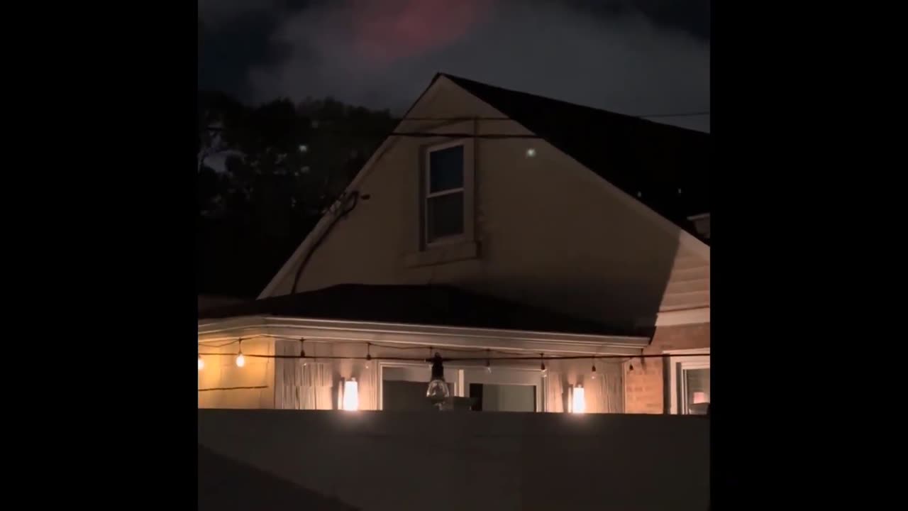 Un OVNI triangulaire filmé par un conducteur ! Réel ou faux