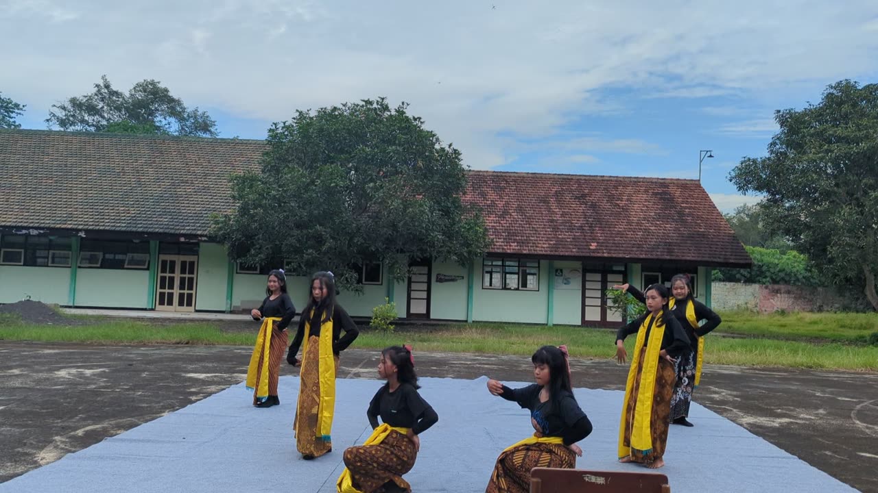 TARI KEMBANG GOYANG SMPN 3 TEMPEH KALIWUNGU LUMAJANG