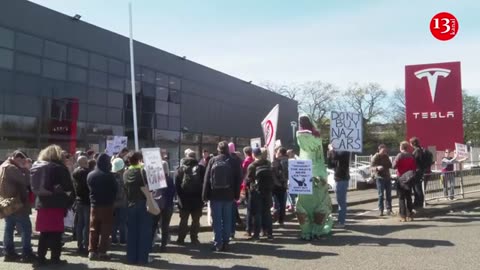“Bankrupt Tesla Elon, don’t buy Nazi cars” -Protest against Trump and Musk outside of Tesla showroom