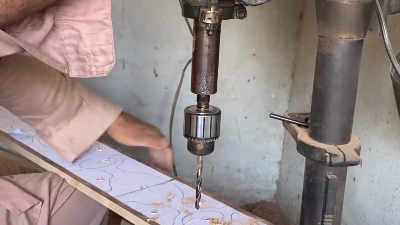 This craftsman’s secret technique turns plain wood into luxury bed art