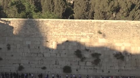Jews Think the Pope Leads All Christians?!