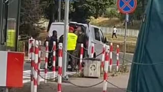 ‼️ Świeża sytuacja ze Słubic. Pod posterunek Straży Granicznej podjeżdża srebrny bus