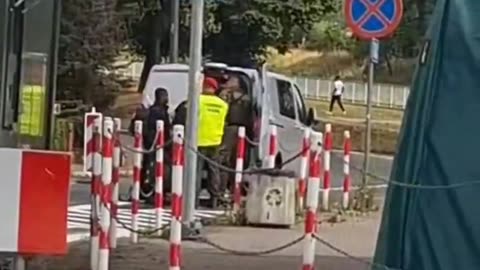 ‼️ Świeża sytuacja ze Słubic. Pod posterunek Straży Granicznej podjeżdża srebrny bus