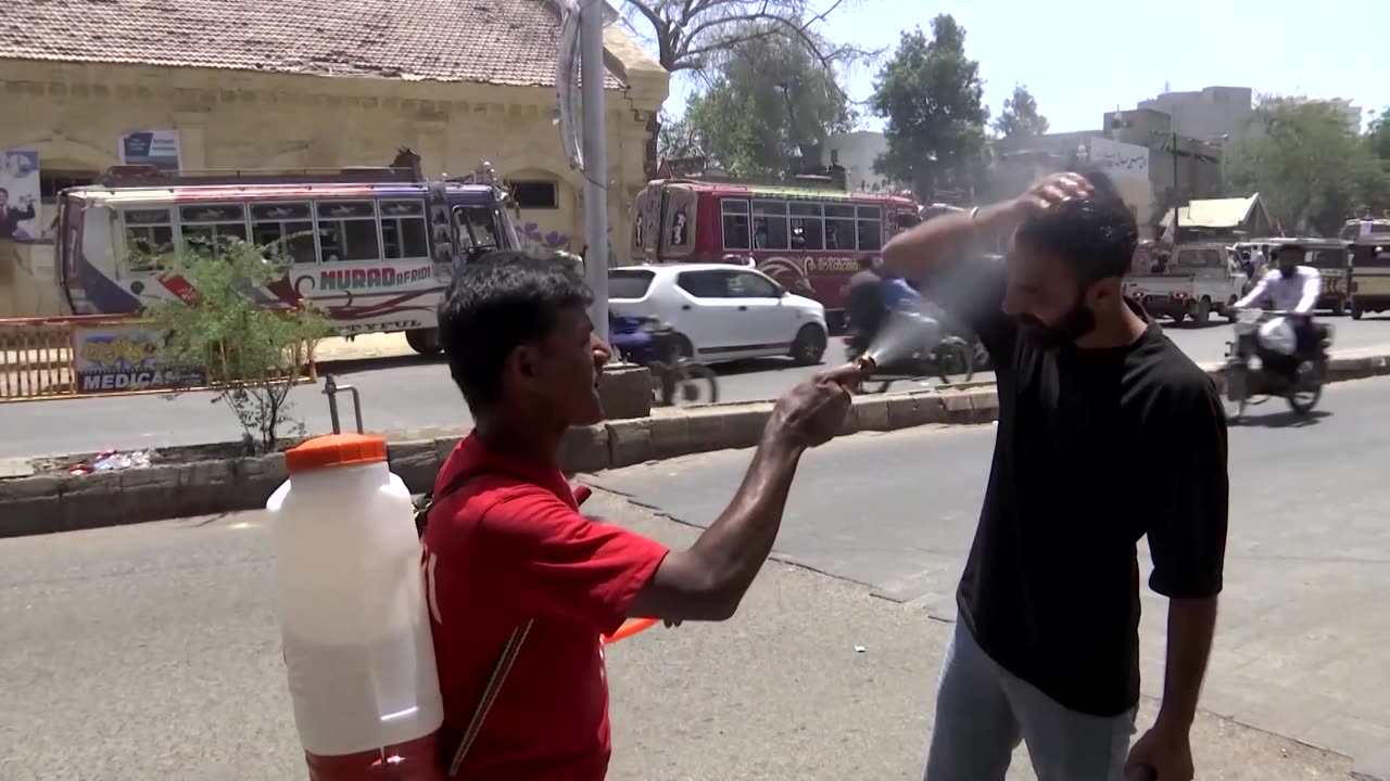 Pakistanis battle soaring temperatures as heatwave intensifies