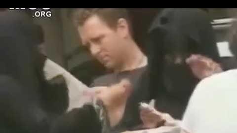 mujeres musulmanas tratando de comer en italia