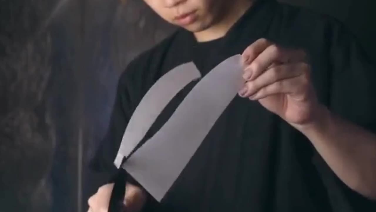 Honyaki knife sharpening mastery—flawless water bottle slice! 🔪✨ #KnifeArt