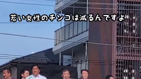 2025年6月21日 東京都議選の投開票日を前に候補者の応援演説をする石破茂首相。手の甲に文字が書かれていた＝東京都墨田区で2025年6月21日午後4時11分、西夏生撮影