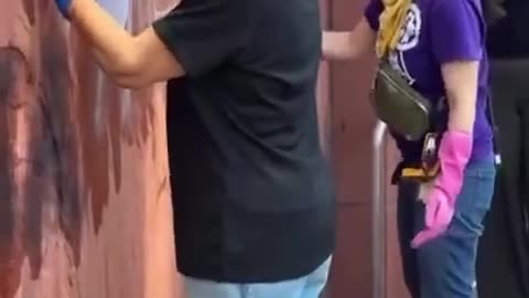 LA RIOTS - Mayor Karen Bass shows up to clean graffiti in front of Cameras