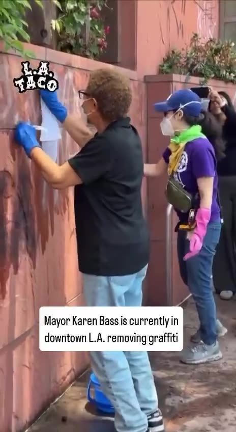 LA RIOTS - Mayor Karen Bass shows up to clean graffiti in front of Cameras