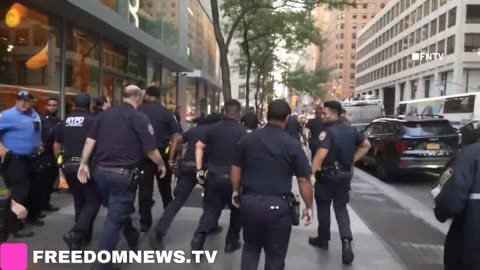 🚨 BREAKING: CHAOS is ensuing on Park Avenue in NYC after a Middle Eastern man ...