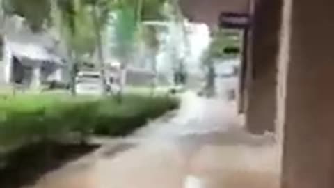 Caminado bajo la lluvia para ir a panera bread a desayunar porque no pude ir a miami :(