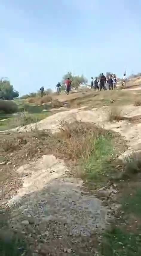 The moment settlers attacked Khalil al-Louz south of Bethlehem