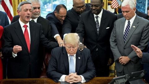 🙏🇺🇲 The best way to start any meeting...esp. in the WHITE HOUSE!!!🙏🇺🇲