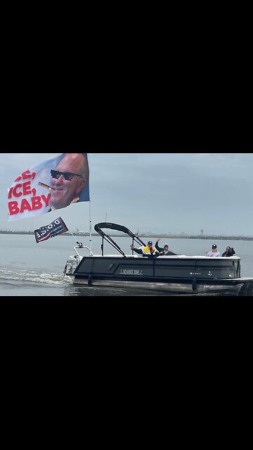 A Pro-Trump Boat Completely Ruined The D.C. Cherry Blossom Race For Dozens Of Miserable Libs