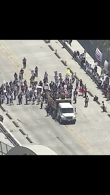 PAID PROTESTERS🧟‍♂️🧌🧟‍♀️🌉🛣️🚕BLOCK BRIDGE IN LOS ANGELES🧛‍♂️🛣️🌉🚛🧟💫