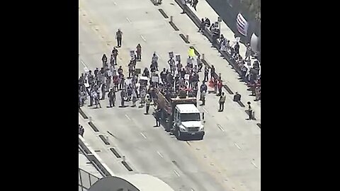 PAID PROTESTERS🧟‍♂️🧌🧟‍♀️🌉🛣️🚕BLOCK BRIDGE IN LOS ANGELES🧛‍♂️🛣️🌉🚛🧟💫