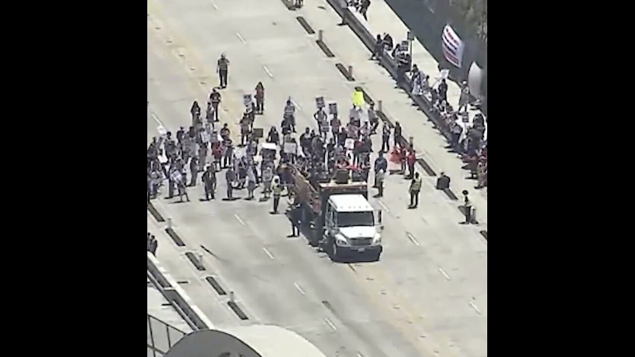 PAID PROTESTERS🧟♂️🧌🧟♀️🌉🛣️🚕BLOCK BRIDGE IN LOS ANGELES🧛♂️🛣️🌉🚛🧟💫