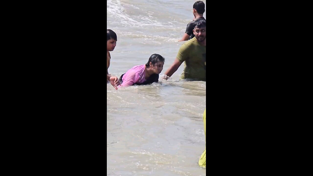 Ya ladka kya kar rha ha pani ma🤣🤣🤣😂😂