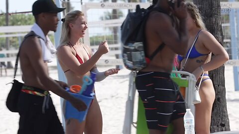 Miami Beaches Kissings by a girl 
