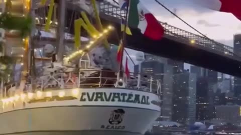 Mexican Navy tall ship smashed into the Brooklyn Bridge