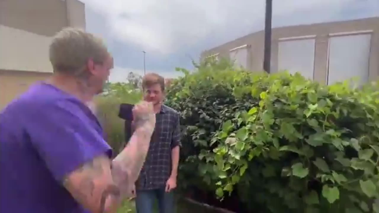 Child Predator Chooses to Get Slapped Instead of Arrested 😳🚨