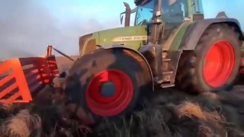 Strażaków, żołnierzy i pozostałe służby wspierają także miejscowi rolnicy, zaangażowani